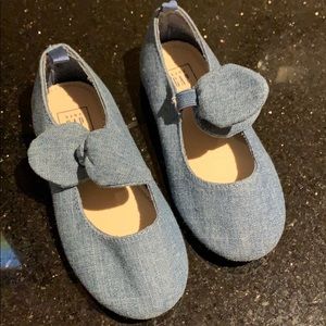 Blue bow shoes